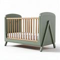 bedje van grijs hout en bamboe met afmeting 135 x 70 x 85 cm